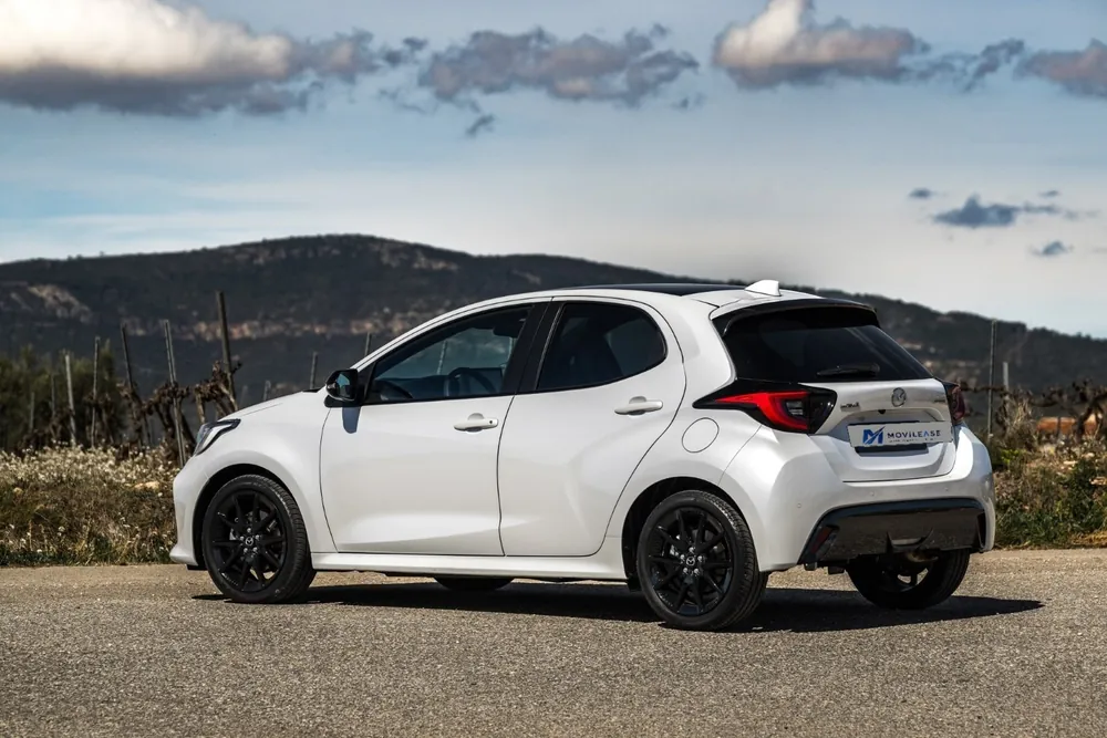Mazda 2 en renting — vista trasera tres cuartos