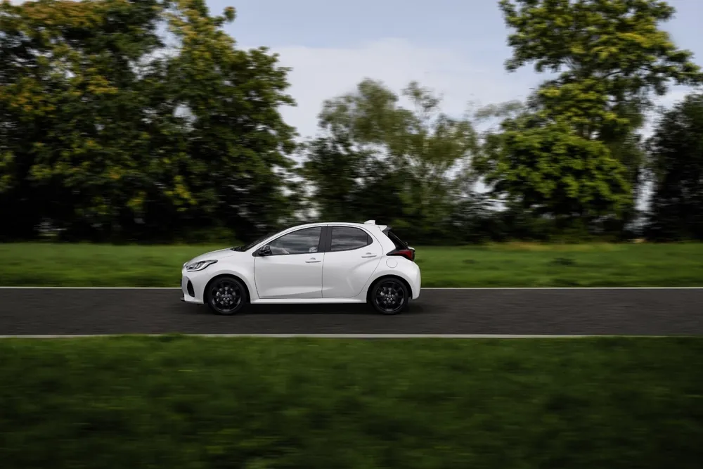 Mazda 2 en renting — lateral