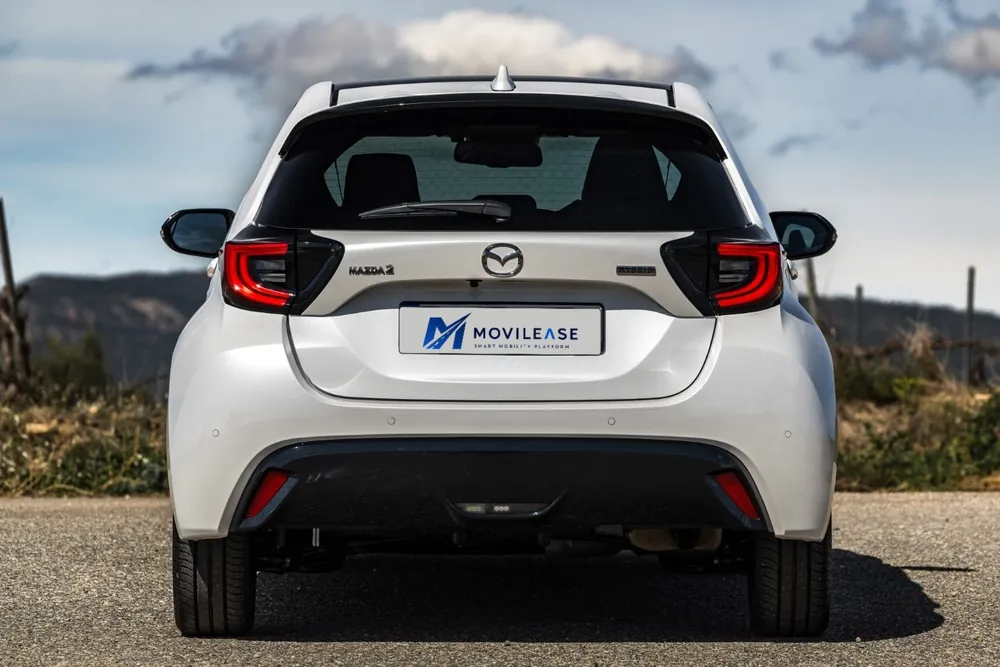 Mazda 2 en renting — trasera