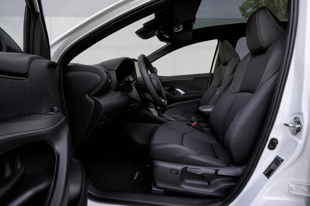 Mazda 2 en renting — asientos delanteros