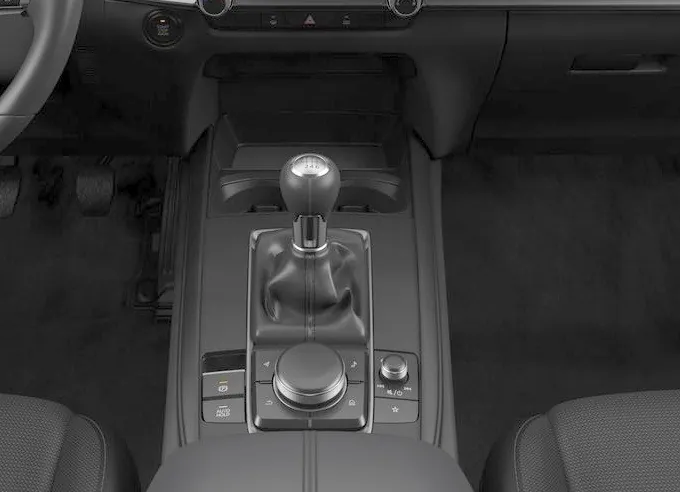 Mazda CX-30 en renting — consola central con cambio manual