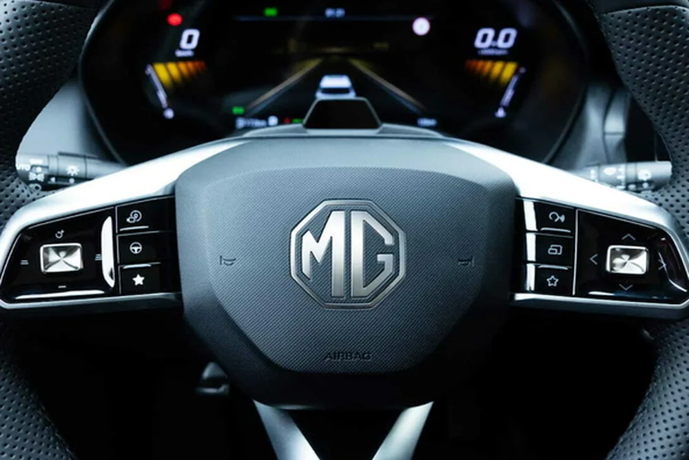 MG ZS en renting — volante y cuadro digital