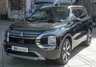 Mitsubishi Outlander PHEV Kaiteki, tres cuartos delantero en negro, con cromados y llantas bitono (foto: Alexander Migl, CC BY-SA 4.0)