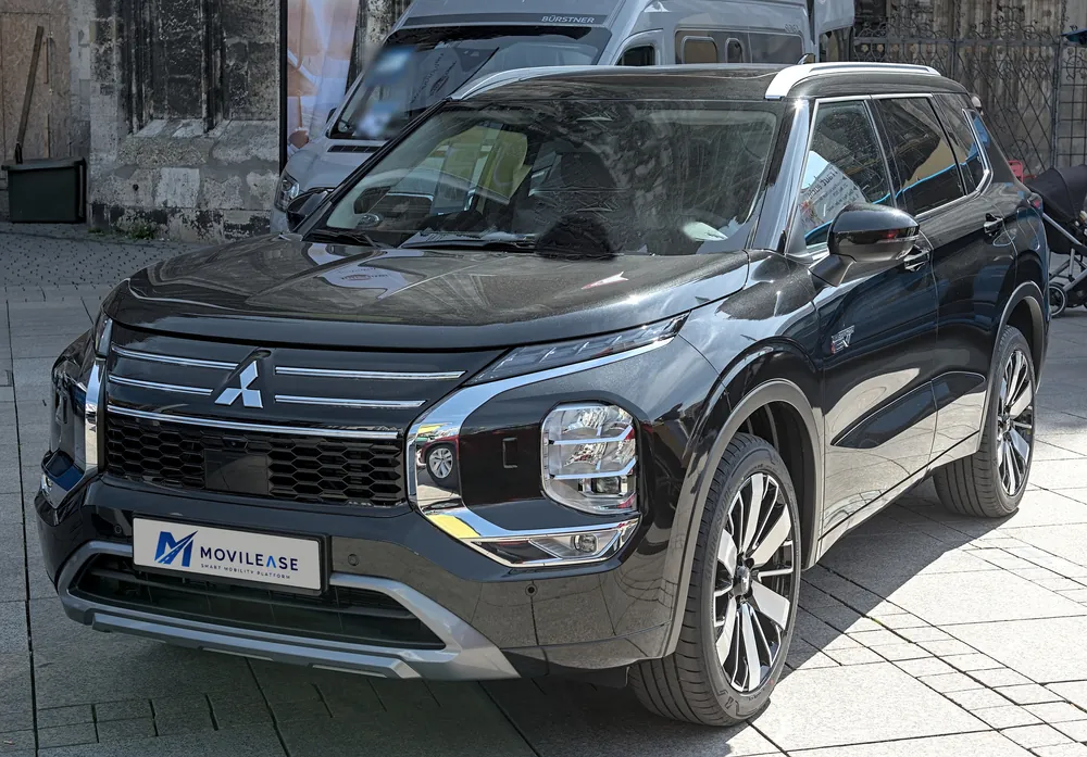 Mitsubishi Outlander PHEV Kaiteki, tres cuartos delantero en negro, con cromados y llantas bitono (foto: Alexander Migl, CC BY-SA 4.0)