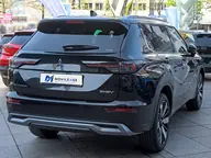 Mitsubishi Outlander PHEV Kaiteki, tres cuartos trasero en negro (foto: Alexander Migl, CC BY-SA 4.0)