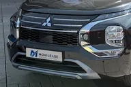 Mitsubishi Outlander PHEV Kaiteki, detalle del frontal con lamas cromadas en la parrilla (foto: Alexander Migl, CC BY-SA 4.0)