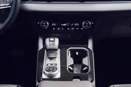 Mitsubishi Outlander PHEV Kaiteki, consola central con el selector del cambio automático y el mando de modos