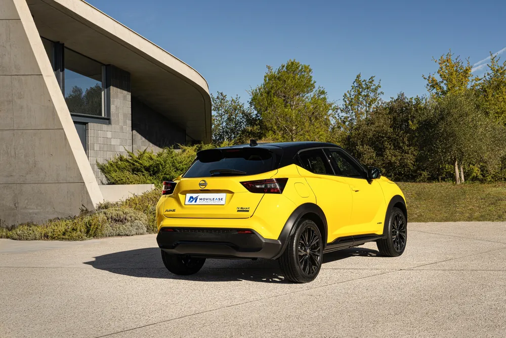 Nissan Juke Hybrid N-Connecta, tres cuartos trasero en la misma explanada
