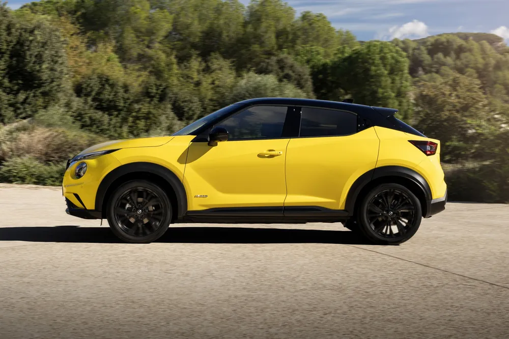 Nissan Juke Hybrid N-Connecta, lateral con monte al fondo