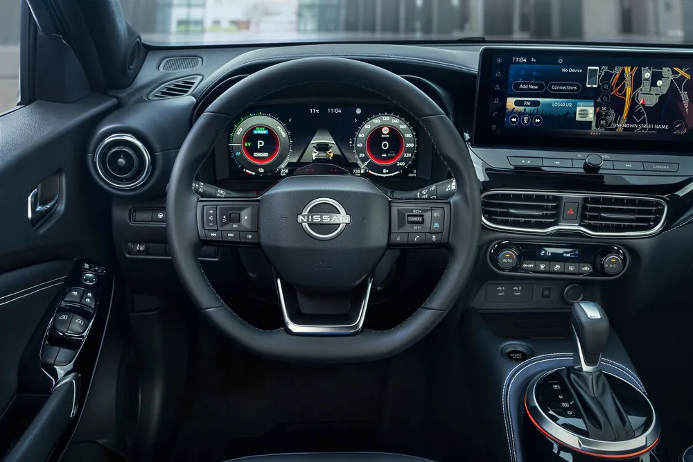 Nissan Juke Hybrid N-Connecta, puesto de conducción con doble pantalla de 12,3" y selector automático