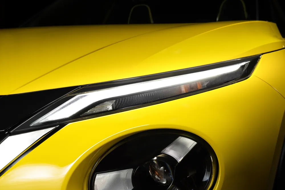 Nissan Juke Hybrid N-Connecta, detalle del faro LED sobre la aleta amarilla