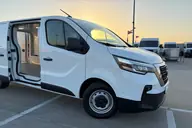 Nissan Primastar Furgón Acenta, lateral delantero con la puerta corredera abierta