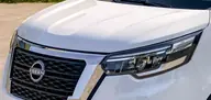 Nissan Primastar Furgón Acenta, detalle del frontal: calandra con logo Nissan y faro LED