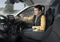 Nissan Primastar Furgón Acenta, puesto de conducción con pantalla táctil y palanca de cambio manual