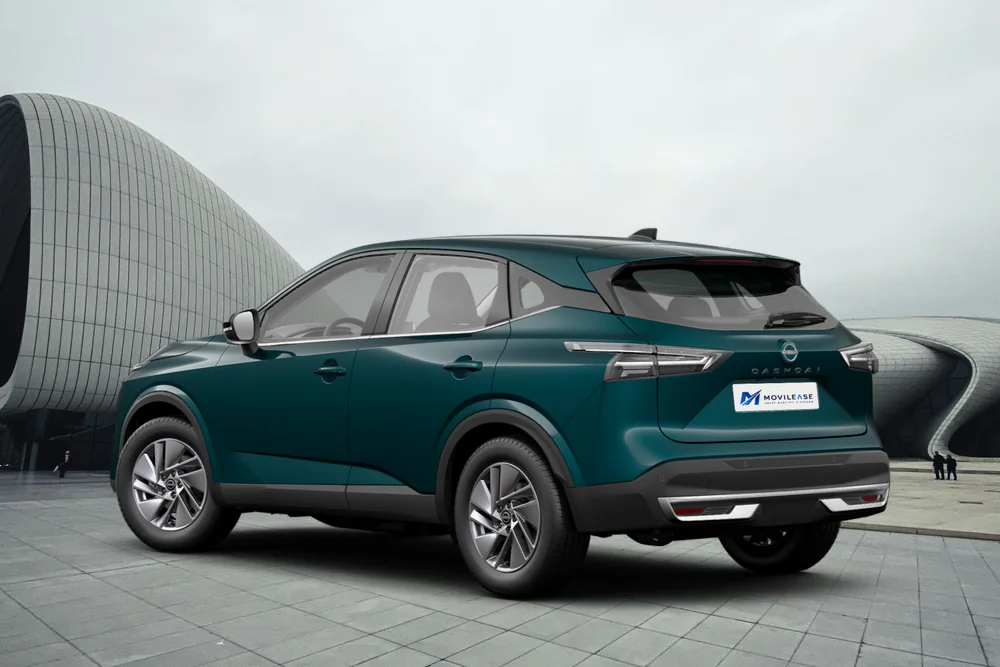Nissan Qashqai en renting — vista trasera tres cuartos izquierda