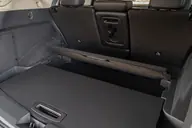 Nissan X-Trail e-POWER Acenta, maletero con los asientos traseros en su sitio y el suelo móvil de dos niveles