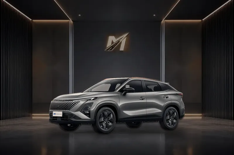 Omoda 5 gris Platinum en el showroom de MoviLease, vista frontal tres cuartos