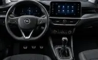 Opel Corsa en renting — salpicadero y puesto de conducción