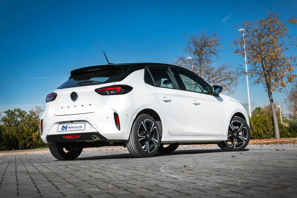 Opel Corsa GS blanco en renting — vista trasera tres cuartos (foto: Motor.es, CC BY 4.0)