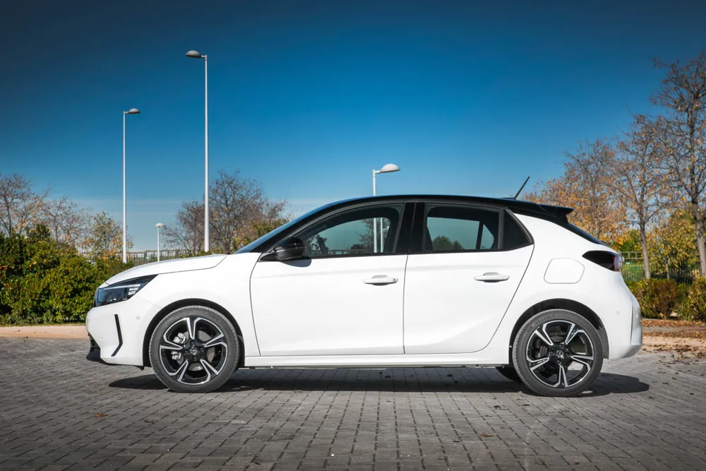 Opel Corsa GS blanco en renting — vista lateral (foto: Motor.es, CC BY 4.0)