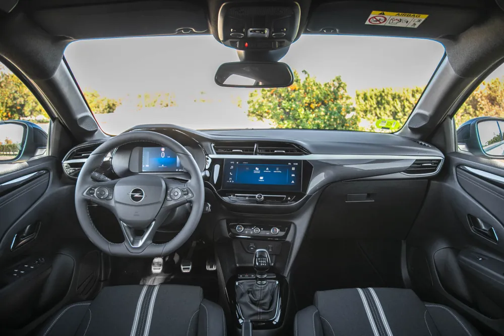 Opel Corsa GS blanco en renting — salpicadero con el cambio manual (foto: Motor.es, CC BY 4.0)