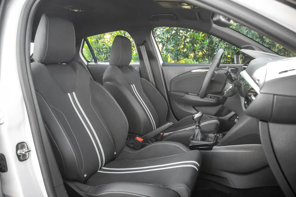 Opel Corsa GS blanco en renting — asientos delanteros (foto: Motor.es, CC BY 4.0)