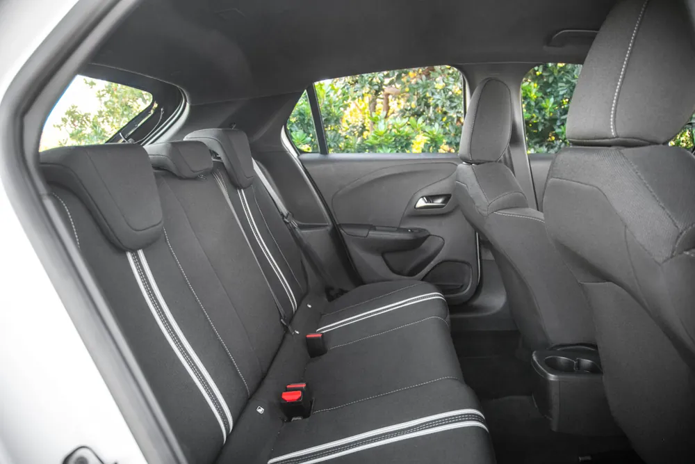 Opel Corsa GS blanco en renting — asientos traseros (foto: Motor.es, CC BY 4.0)