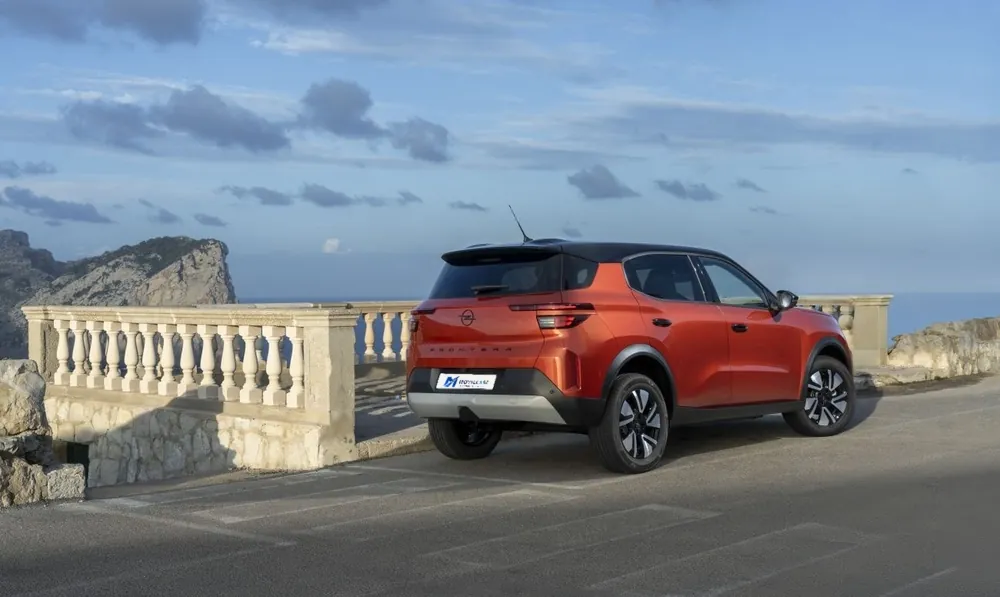 Opel Frontera en renting — vista trasera