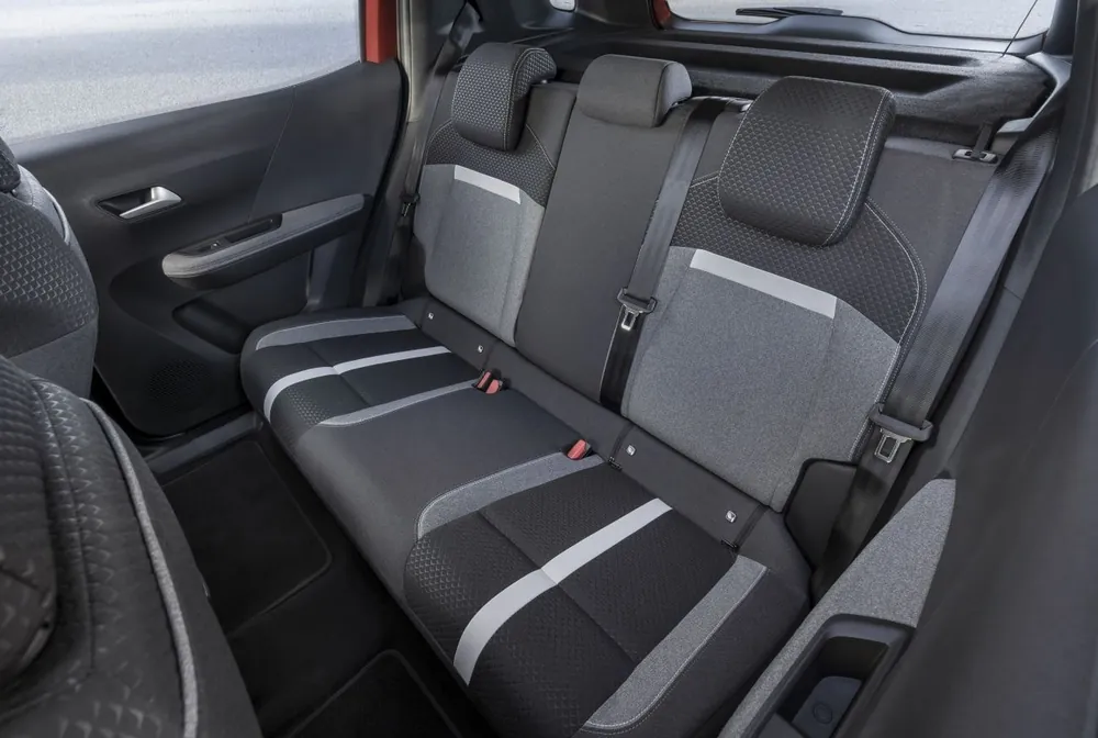 Opel Frontera en renting — asientos traseros