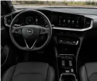 Opel Mokka en renting — interior y puesto de conducción