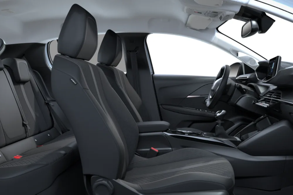 Peugeot 208 Allure — habitáculo visto desde la puerta trasera