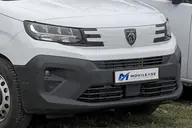 Peugeot Partner Furgón Active, frontal: faro, emblema nuevo y paragolpes sin pintar (foto: Alexander Migl, CC BY-SA 4.0)