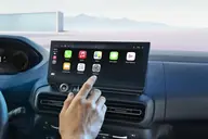 Peugeot Partner Furgón Active, detalle de la pantalla táctil de 10" con duplicación del smartphone
