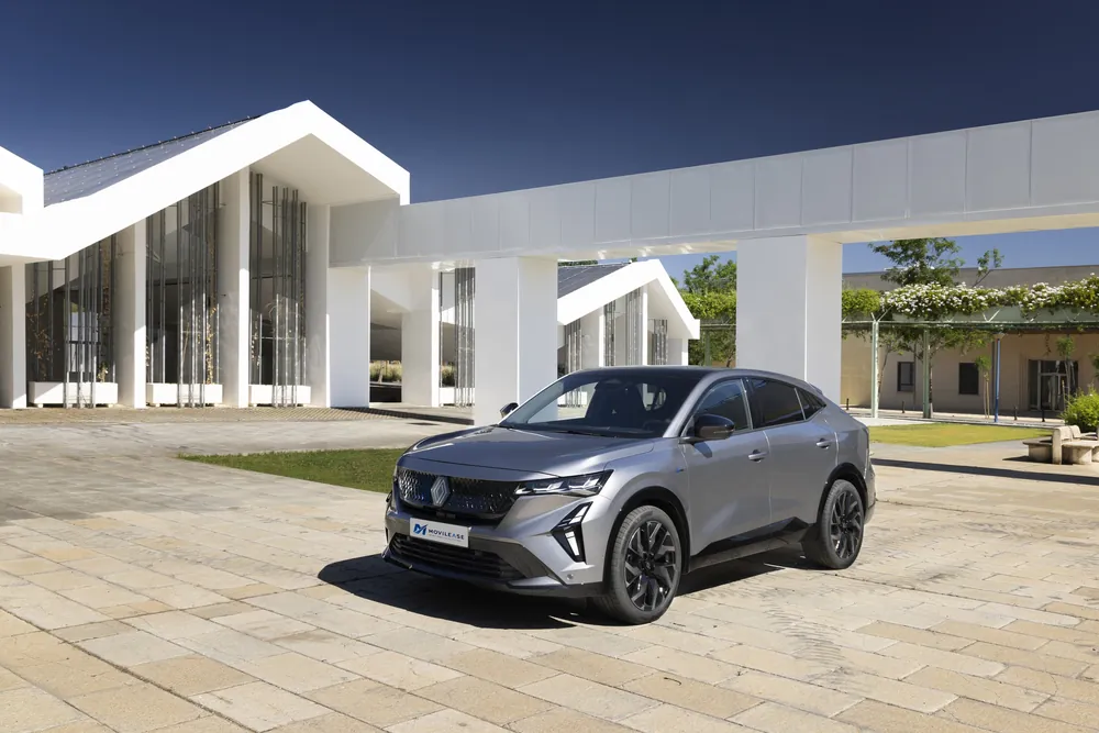 Renault Rafale Techno E-Tech, tres cuartos delantero ante arquitectura blanca moderna