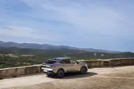 Renault Rafale Techno E-Tech, tres cuartos trasero en un mirador sobre la sierra
