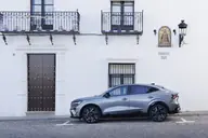 Renault Rafale Techno E-Tech, lateral ante una fachada blanca andaluza