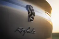 Renault Rafale Techno E-Tech, detalle del portón: logotipo y firma «Rafale»