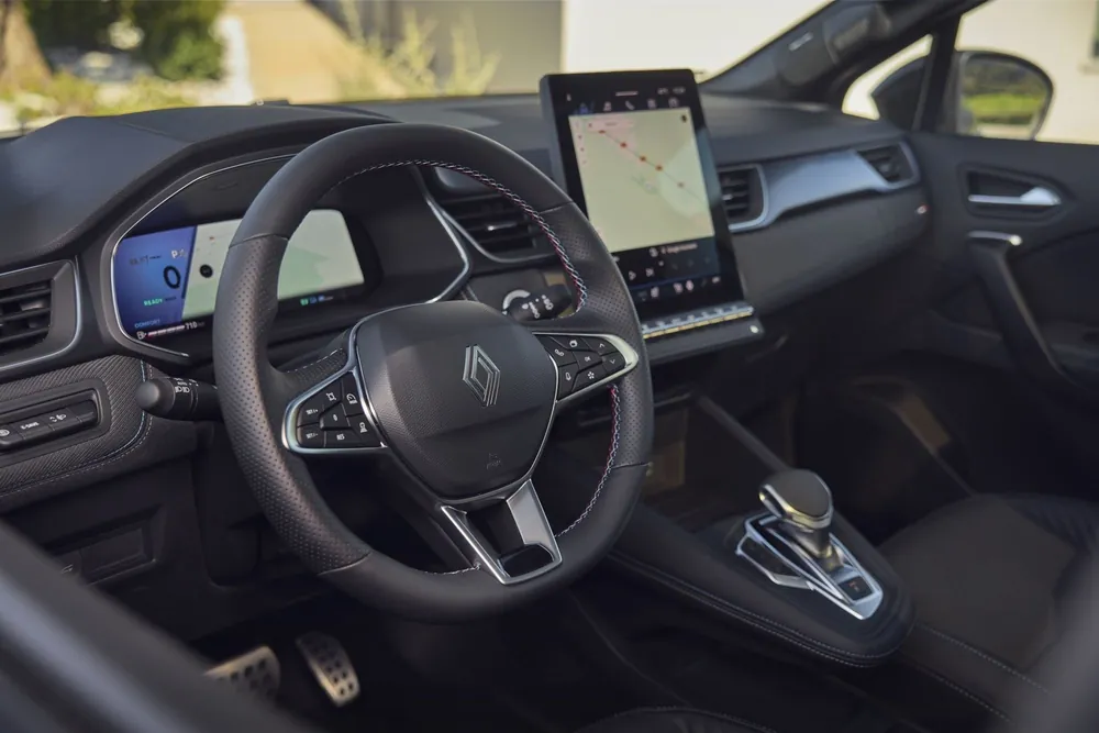 Renault Symbioz en renting — salpicadero y pantalla central
