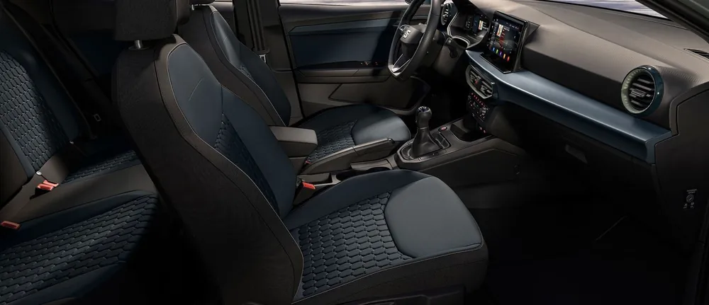 SEAT Ibiza en renting — asientos delanteros y consola