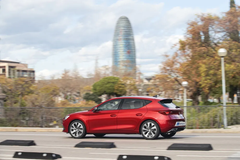 SEAT León FR en renting — vista trasera tres cuartos