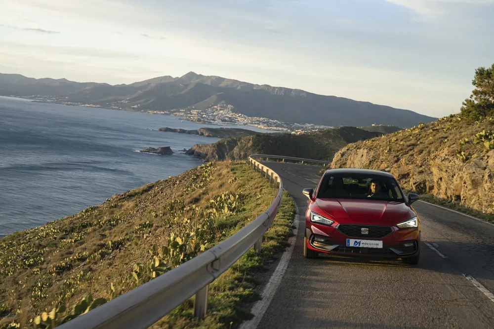SEAT León FR en renting — vista frontal en carretera
