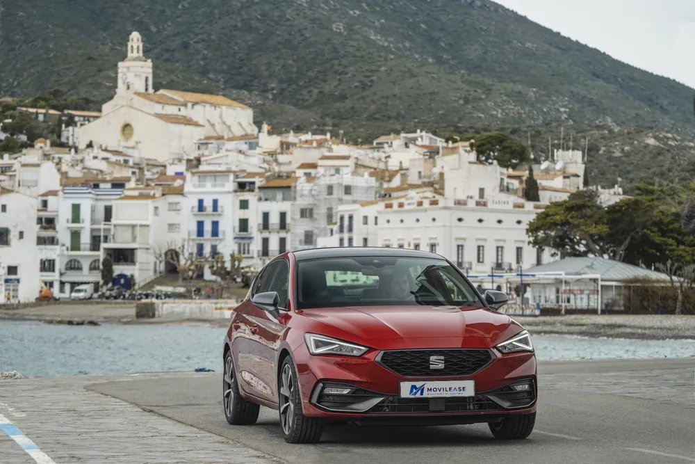 SEAT León FR en renting — frontal tres cuartos en el pueblo