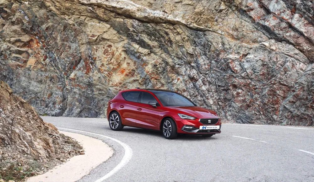 SEAT León FR en renting — exterior en carretera de montana