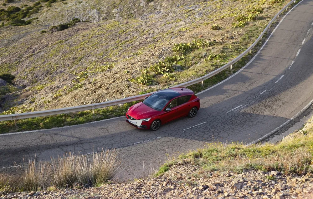 SEAT León FR en renting — exterior en marcha