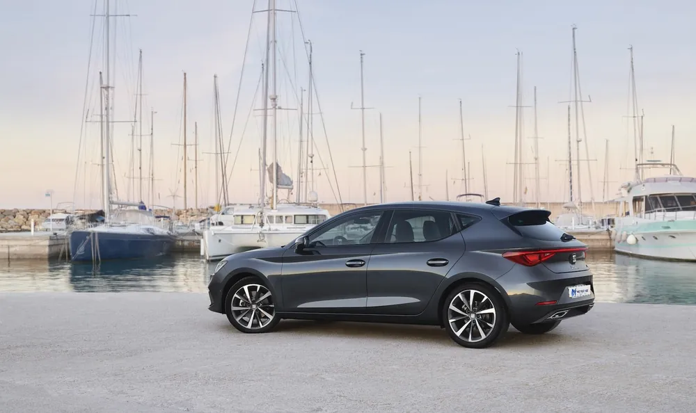 SEAT León en renting — vista trasera tres cuartos
