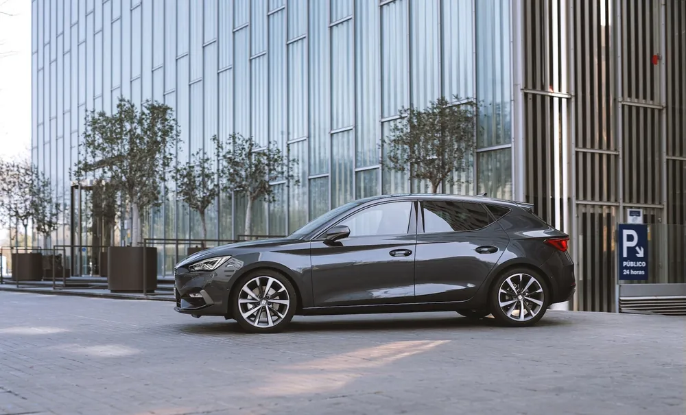SEAT León en renting — vista lateral trasera