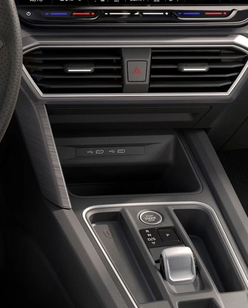 SEAT León en renting — salpicadero y consola con cambio automático