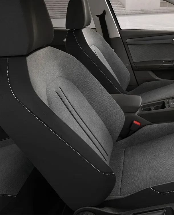 SEAT León en renting — asientos delanteros