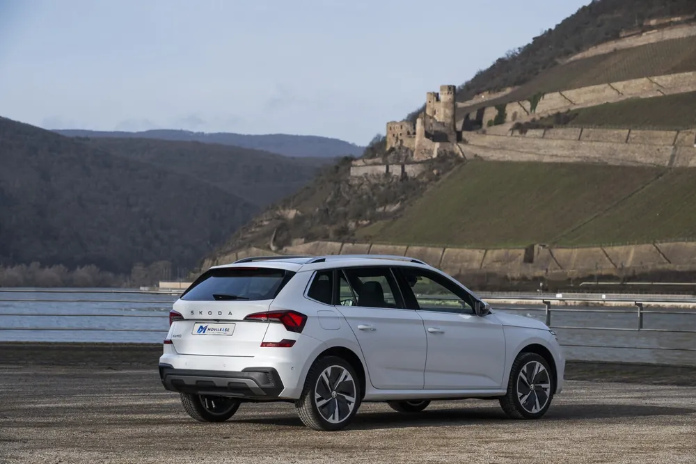 Škoda Kamiq en renting — vista trasera tres cuartos
