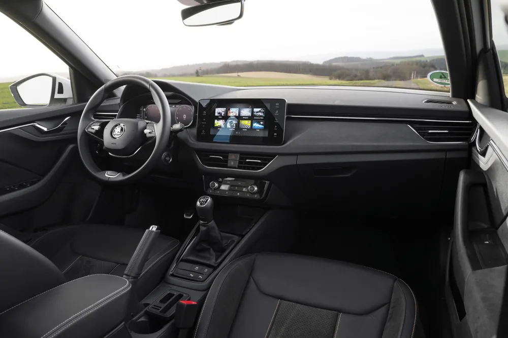 Škoda Kamiq en renting — salpicadero con cambio manual